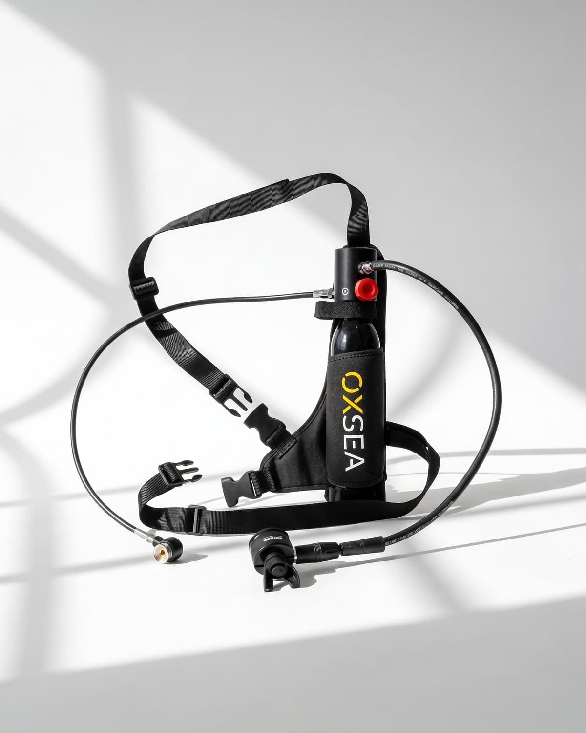 OX500Plus-Flasche mit Gurtzeug und externem Atemregler, Studioaufnahme